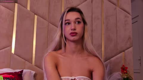 Snapshot of maevedream chatting on 12-14-25, 07:29 M. online show from 12-14-25, 07:29