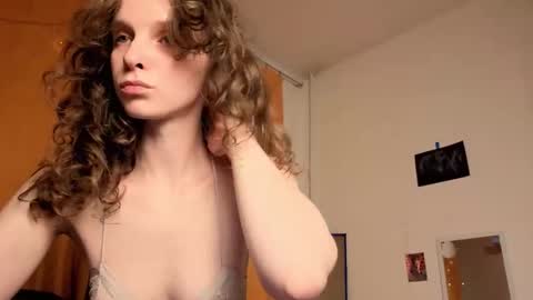 Snapshot of magic_mini_moon chatting on 12-17-25, 08:59 Mikky or Moon online show from 12-17-25, 08:59