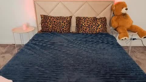 Snapshot of magicpeachhs chatting on 04-28-26, 06:07 Emily online show from 04-28-26, 06:07