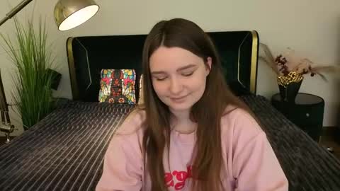Snapshot of magicpeachhs chatting on 05-04-26, 05:47 Emily online show from 05-04-26, 05:47
