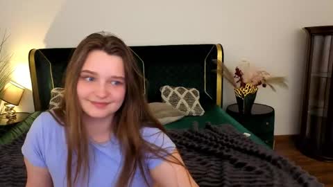 Snapshot of magicpeachhs chatting on 05-11-26, 04:26 Emily online show from 05-11-26, 04:26