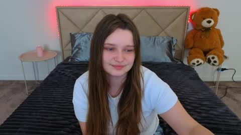 Snapshot of magicpeachhs chatting on 05-12-26, 05:59 Emily online show from 05-12-26, 05:59