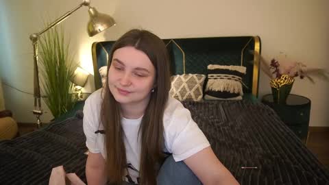 Snapshot of magicpeachhs chatting on 05-13-26, 06:33 Emily online show from 05-13-26, 06:33