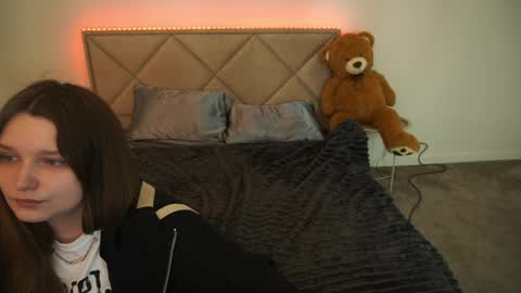 Snapshot of magicpeachhs chatting on 05-22-26, 07:15 Emily online show from 05-22-26, 07:15