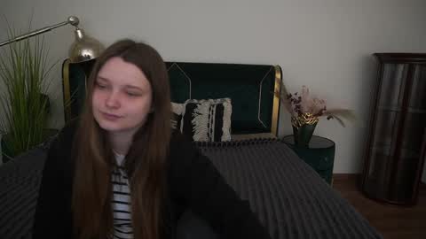 Snapshot of magicpeachhs chatting on 06-01-26, 06:15 Emily online show from 06-01-26, 06:15