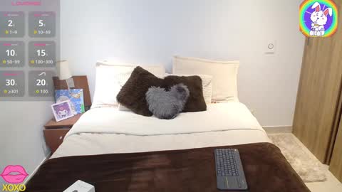 Snapshot of maiaa_evans chatting on 09-15-25, 04:01    t  online show from 09-15-25, 04:01