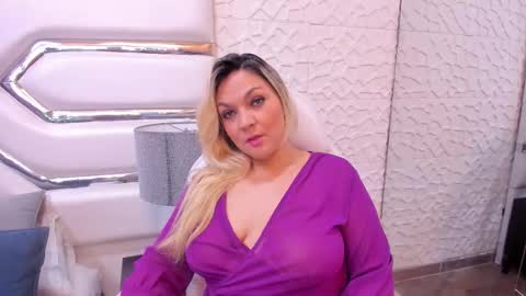 Snapshot of malorysweet chatting on 10-28-25, 01:03 MalorySweet online show from 10-28-25, 01:03