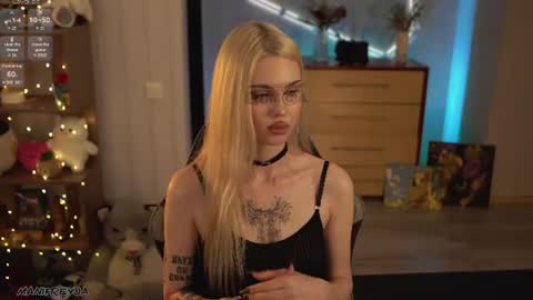 Snapshot of manifreyja chatting on 06-14-26, 02:24 Amelie online show from 06-14-26, 02:24
