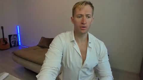 Snapshot of marc105100 chatting on 10-17-25, 09:23 alex marvelxx online show from 10-17-25, 09:23