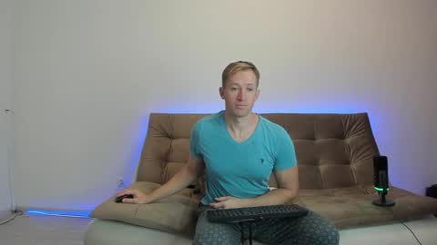 Snapshot of marc105100 chatting on 10-19-25, 06:03 alex marvelxx online show from 10-19-25, 06:03