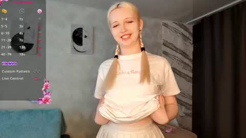 Snapshot of margaretasey chatting on 06-20-26, 12:25 Margaret online show from 06-20-26, 12:25