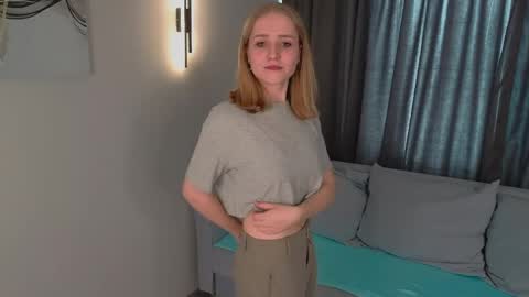 Snapshot of maria_carroll chatting on 05-22-26, 02:33 Delia online show from 05-22-26, 02:33