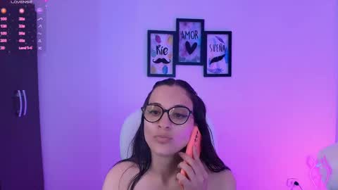Snapshot of mariaan_m chatting on 02-28-25, 01:26 Leidy online show from 02-28-25, 01:26