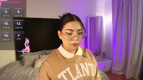 Snapshot of mariana_owen chatting on 06-12-26, 12:15 online show from 06-12-26, 12:15