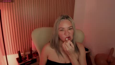 Snapshot of marianl0ve chatting on 02-06-25, 10:48 Marian Love online show from 02-06-25, 10:48