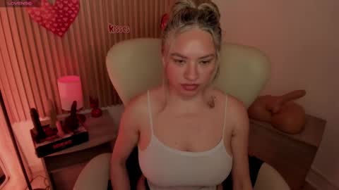 Snapshot of marianl0ve chatting on 02-16-25, 05:04 Marian Love online show from 02-16-25, 05:04