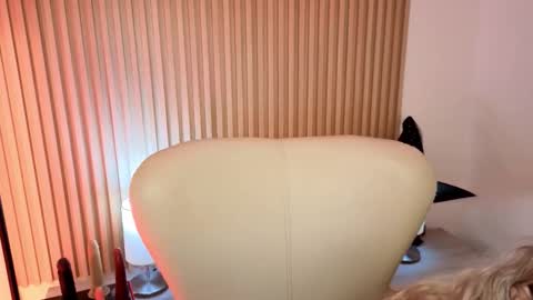 Snapshot of marianl0ve chatting on 10-18-25, 11:00 Marian Love online show from 10-18-25, 11:00