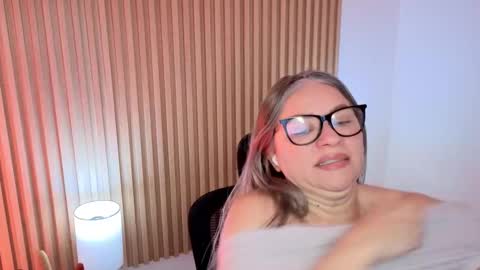 Snapshot of marianl0ve chatting on 11-08-25, 10:48 Marian Love online show from 11-08-25, 10:48