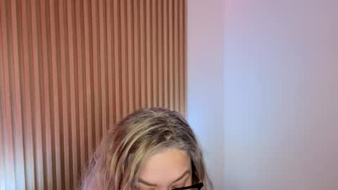 Snapshot of marianl0ve chatting on 11-20-25, 10:37 Marian Love online show from 11-20-25, 10:37