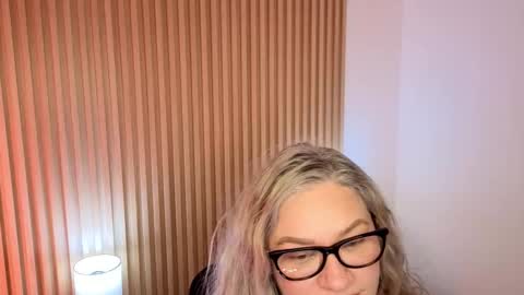 Snapshot of marianl0ve chatting on 11-27-25, 10:39 Marian Love online show from 11-27-25, 10:39