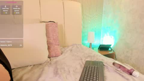 Snapshot of marie_miller_ chatting on 05-14-26, 01:12 M A R I E online show from 05-14-26, 01:12