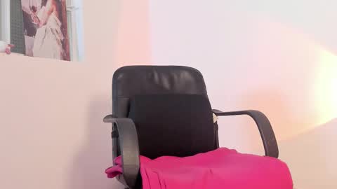 Snapshot of marie_pourtoi chatting on 10-15-25, 12:55 700 pm Washington time online show from 10-15-25, 12:55