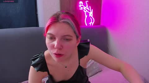 Snapshot of marie_reyess chatting on 04-05-26, 07:05 Marie 3 online show from 04-05-26, 07:05