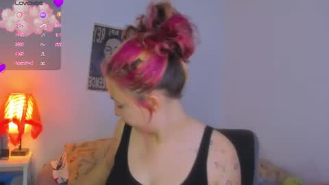 Snapshot of marieetaylor chatting on 06-25-26, 08:13 Mariee online show from 06-25-26, 08:13