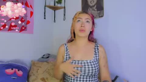 Snapshot of marieetaylor chatting on 07-18-26, 07:17 Mariee online show from 07-18-26, 07:17