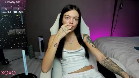 Snapshot of mariella__adams chatting on 10-17-25, 01:25 Maria online show from 10-17-25, 01:25