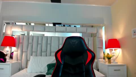 mariiahneedles online show from 11-21-25, 02:32