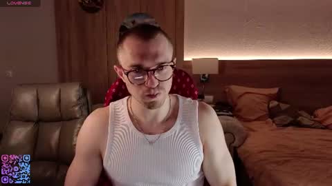 Snapshot of mark_stiff chatting on 07-19-26, 05:49 Mark online show from 07-19-26, 05:49