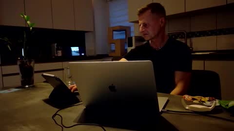 markcgn242649 online show from 04-05-26, 06:27