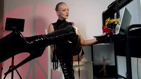 Ultimate Goddess online show from 10-04-25, 06:44