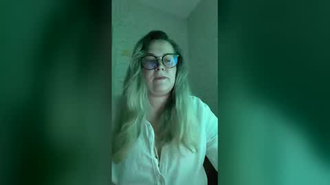 Snapshot of maryymartin chatting on 07-27-26, 06:37 Mary online show from 07-27-26, 06:37