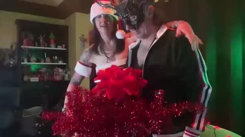 Snapshot of matchingtracksuits chatting on 12-11-24, 01:37 Jer and Kel online show from 12-11-24, 01:37