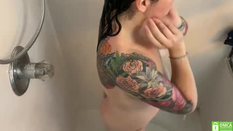 Snapshot of matchingtracksuits chatting on 12-17-24, 02:11 Jer and Kel online show from 12-17-24, 02:11