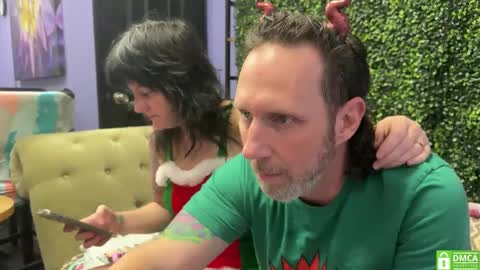 Snapshot of matchingtracksuits chatting on 01-03-25, 11:44 Jer and Kel online show from 01-03-25, 11:44