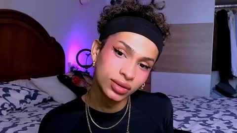 Snapshot of matiu_stonne chatting on 05-25-26, 05:02 Abby Bella online show from 05-25-26, 05:02