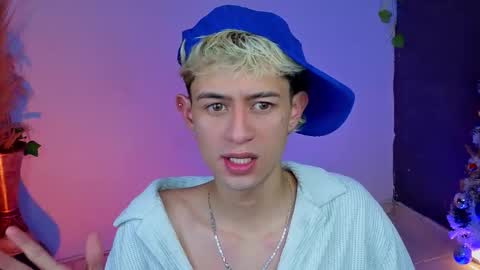 Snapshot of mattias_dantee chatting on 12-15-25, 01:43 mattias online show from 12-15-25, 01:43