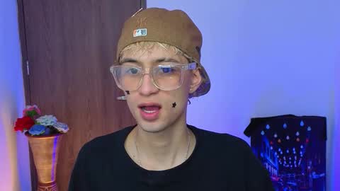 Snapshot of mattias_dantee chatting on 03-17-26, 05:44 mattias online show from 03-17-26, 05:44