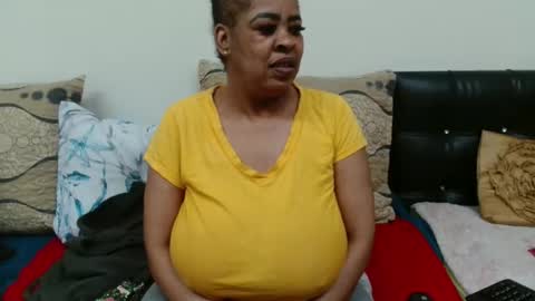 Snapshot of maturedbootyqueen chatting on 05-11-26, 11:27 QUEEN online show from 05-11-26, 11:27