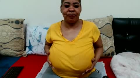 Snapshot of maturedbootyqueen chatting on 05-12-26, 12:02 QUEEN online show from 05-12-26, 12:02