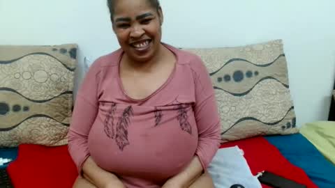 Snapshot of maturedbootyqueen chatting on 05-18-26, 09:09 QUEEN online show from 05-18-26, 09:09