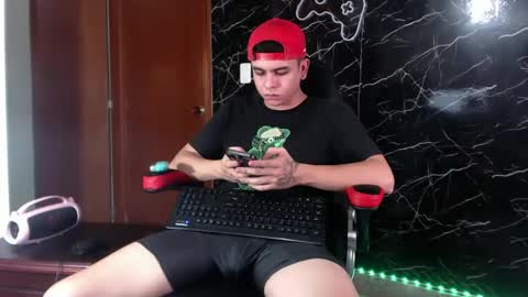 Snapshot of maty_hard chatting on 02-07-25, 02:15 Matias online show from 02-07-25, 02:15