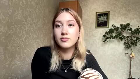 Snapshot of maudiesikes chatting on 07-16-26, 10:10 Mia online show from 07-16-26, 10:10