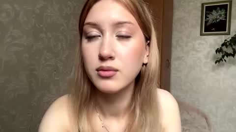 Snapshot of maudiesikes chatting on 07-17-26, 10:11 Mia online show from 07-17-26, 10:11