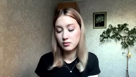 Snapshot of maudiesikes chatting on 07-20-26, 03:36 Mia online show from 07-20-26, 03:36