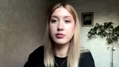 Snapshot of maudiesikes chatting on 07-26-26, 04:03 Mia online show from 07-26-26, 04:03