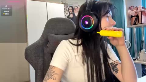Snapshot of mavismills chatting on 06-03-26, 11:35 Mavis online show from 06-03-26, 11:35